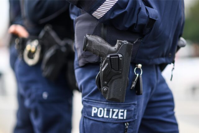 Polizisten mit Dienstwaffe