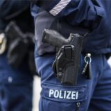 Polizisten mit Dienstwaffe