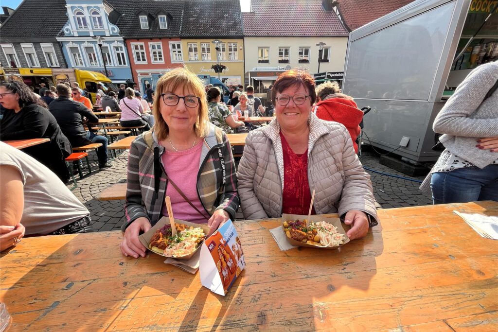 Zwei Frauen essen Fritten auf dem Streetfood-Festival in Werne