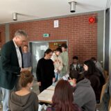 Bei der Junior-Wahl am Städtischen Gymnasium Bergkamen schaute auch Bürgermeister Bernd Schäfer an der Schule vorbei.