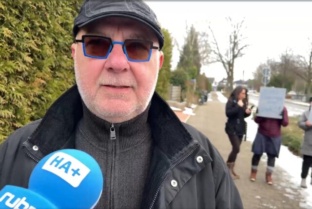 Hans-Otto Dinse, stellvertretender Kreissprecher der AfD Kreis Unna, steht Anfang 2024 in Holzwickede vor einem Mikrofon des Hellweger Anzeigers.