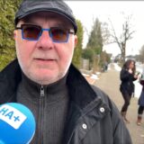 Hans-Otto Dinse, stellvertretender Kreissprecher der AfD Kreis Unna, steht Anfang 2024 in Holzwickede vor einem Mikrofon des Hellweger Anzeigers.