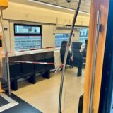 Die Spurensicherung hat ein Abteil einer Regionalbahn abgesperrt: Bei einer Messerattacke im Saarland ist ein 21 Jahre alter Mann verletzt worden.