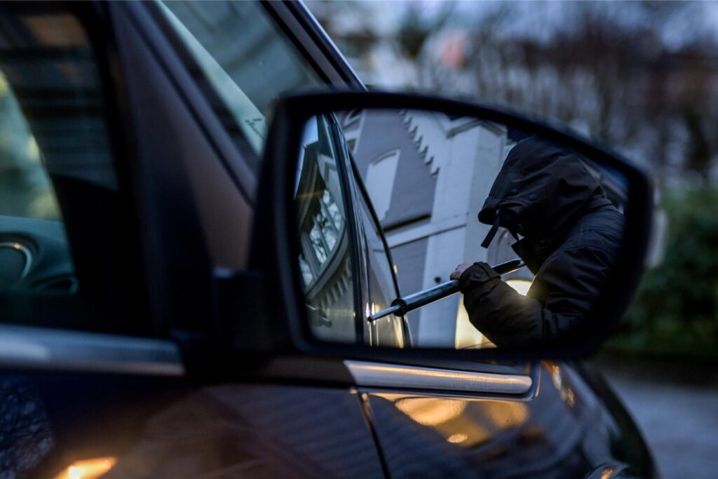 (Symbolbild) Mann versucht, in Auto einzubrechen (Symbolbild) Mann versucht, in Auto einzubrechen