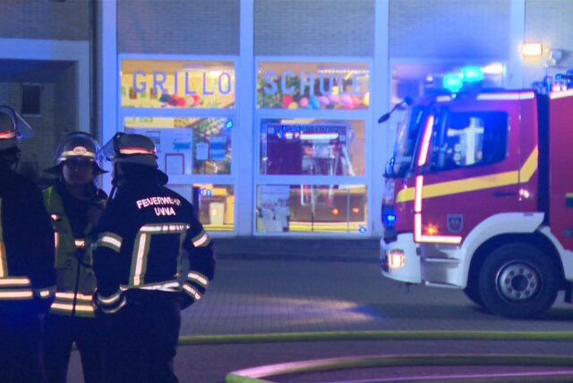 Feuer in der Nacht zu Montag (10.06.) in Unna: Es brannte an der Grilloschule (Bild) und auf dem benachbarten Kita-Gelände.
