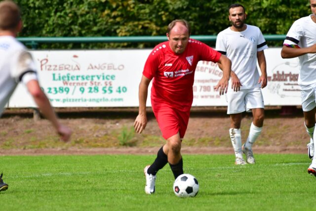 Dennis Kaminski (m) holt zum Torschuss aus.