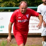 Dennis Kaminski (m) holt zum Torschuss aus.