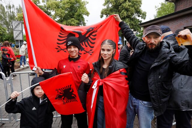 Fans mit albanischen Fahnen feuern die albanische