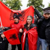 Fans mit albanischen Fahnen feuern die albanische