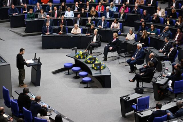 Wolodymyr Selenskyj (l), Präsident der Ukraine, und Bundeskanzler Olaf Scholz (SPD)