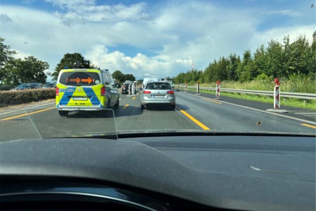 Die Polizei lenkt den Verkehr auf der Autobahn 1 auf den rechten Fahrstreifen.