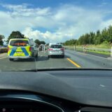 Die Polizei lenkt den Verkehr auf der Autobahn 1 auf den rechten Fahrstreifen.