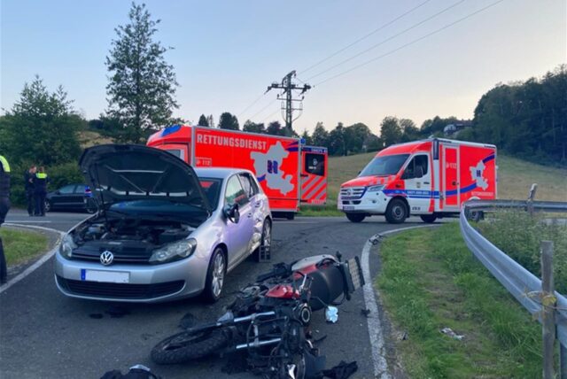 Unfall in Hattingen: Ein Motorrad liegt neben einem Auto.