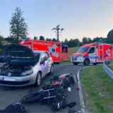 Unfall in Hattingen: Ein Motorrad liegt neben einem Auto.