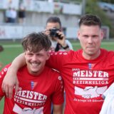 Maurice Modrzik (m) feiert mit der Mannschaft den Aufstieg
