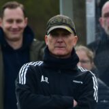 Andreas Berger steht mit verschränkten Abend am Spielfeldrand.