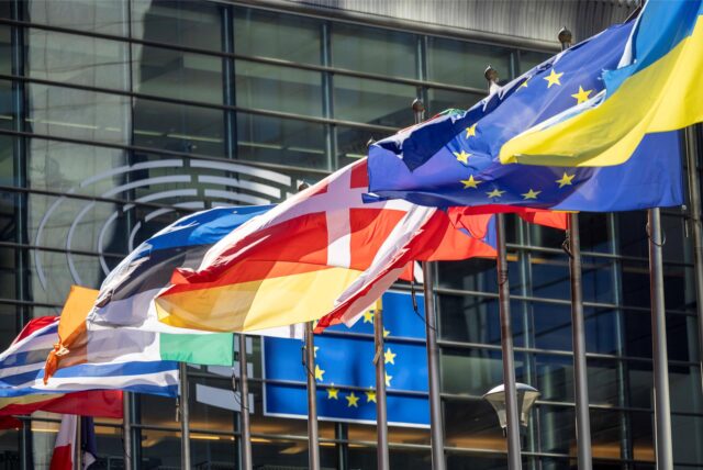 Europaflaggen wehen vor dem Sitz der EU-Kommission.