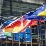 Europaflaggen wehen vor dem Sitz der EU-Kommission.