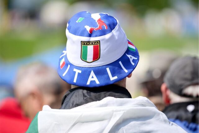 „Italia“ steht auf dem Hut eines Fans.