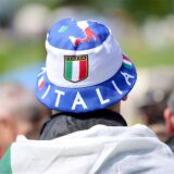 „Italia“ steht auf dem Hut eines Fans.