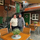Kirsten Wehenkel und Manuel Chlinch stehen im überdachten Biergarten von Panhoffs Tenne