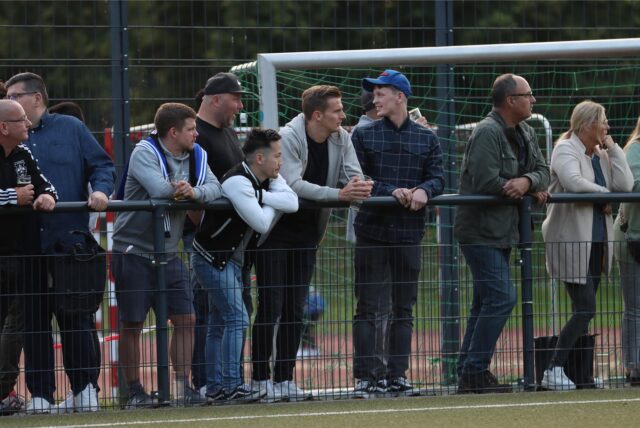 Lorenz Wagener (M. mit blauer Kappe) und Thorsten Voigt (l.) vom SV Afferde besuchten schon das erste Aufstiegsspiel in Kamen und freuen sich für ihren Verein SV Afferde.