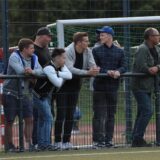 Lorenz Wagener (M. mit blauer Kappe) und Thorsten Voigt (l.) vom SV Afferde besuchten schon das erste Aufstiegsspiel in Kamen und freuen sich für ihren Verein SV Afferde.