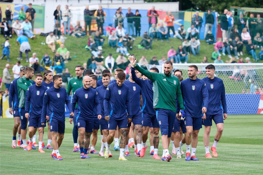 Italiens Spieler um Torwart Gianluigi Donnarumma (im grünen Trikot) gehen winkend über den Rasen beim öffentlichen Training der italienischen Fußball-Nationalmannschaft. Italiens Spieler um Torwart Gianluigi Donnarumma (im grünen Trikot) gehen winkend über den Rasen beim öffentlichen Training der italienischen Fußball-Nationalmannschaft.