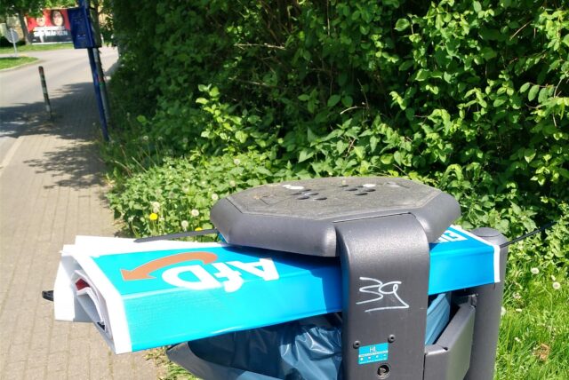 Die Wahlwerbung der stark polarisierenden AfD fand sich mitunter – wie auch die anderer Parteien – noch vor dem Wahltag im Müll wieder wie hier in Schwerte.