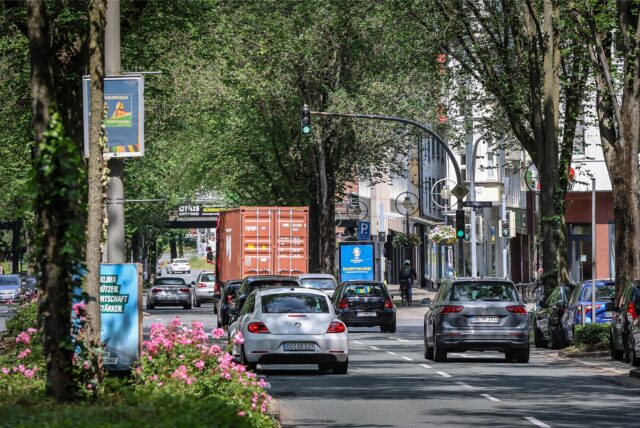 Autos fahren auf der Märkischen Straße Richtung Innenstadt. (Archivbild)