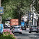 Autos fahren auf der Märkischen Straße Richtung Innenstadt. (Archivbild)