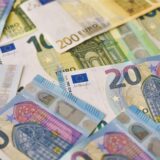Verschiedene Geldscheine liegen übereinander.