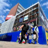 Zuerst hieß es: Alle Baugerüste müssten zur EM aus Dortmunds City verschwinden. Jetzt ist klar, dass manche Gerüste doch stehenbleiben dürfen, sofern sie ausreichend gesichert sind.