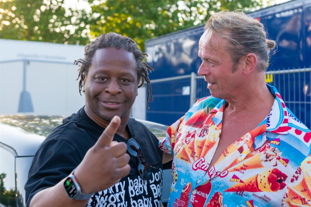 Sänger Mola Adebisi (l.) 