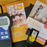 Flyer zum Energiesparen und Messgeräte.