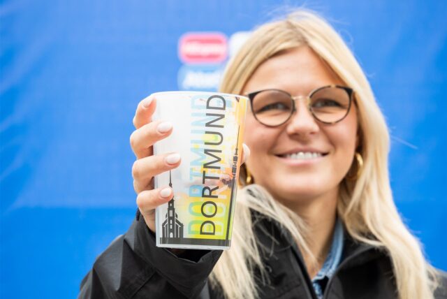 Diese Becher dienen bei der Fußball-EM in Dortmund einem guten Zweck.