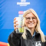 Diese Becher dienen bei der Fußball-EM in Dortmund einem guten Zweck.
