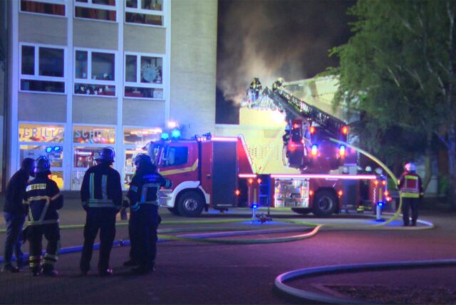 Löscharbeiten nach einem Brand an der Grilloschule in Unna.