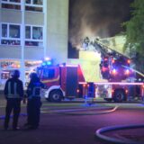 Löscharbeiten nach einem Brand an der Grilloschule in Unna.