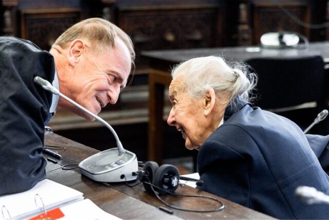 Die angeklagte Holocaust-Leugnerin Ursula Haverbeck spricht zu Beginn ihres Berufungsverfahrens im Landgericht mit ihrem Anwalt Wolfram Nahrath.