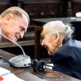 Die angeklagte Holocaust-Leugnerin Ursula Haverbeck spricht zu Beginn ihres Berufungsverfahrens im Landgericht mit ihrem Anwalt Wolfram Nahrath.