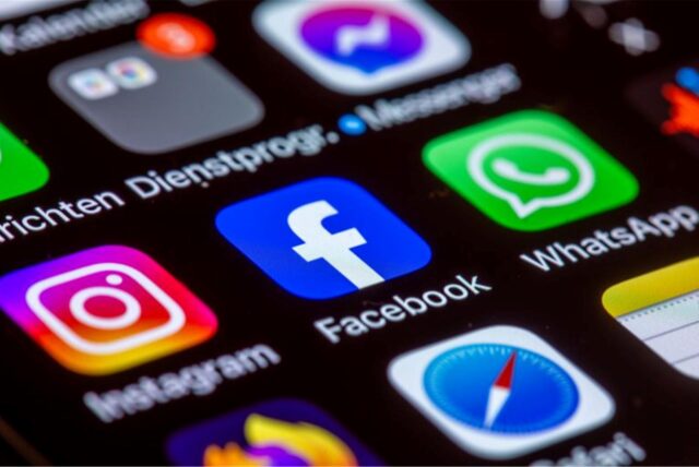Die Apps Instagram, Facebook und WhatsApp sind auf dem Display eines Smartphones zu sehen.
