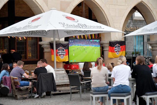 Menschen schauen Fußball