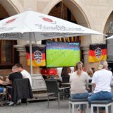 Menschen schauen Fußball
