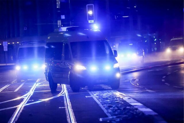 Die Polizei sichert einen Einsatzort. (Symbolbild)