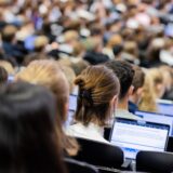 Studentinnen und Studenten sitzen während einer Vorlesung in einem Hörsaal der Westfälischen Wilhelms-Universität (WWU).