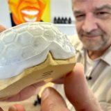 Martin Thaden von der Dreve Dentamid GmbH in Unna zeigt einen Mundschutz auf einem Gebissmodell.