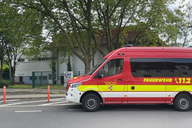 Feuerwehrfahrzeuge der Bergkamener Feuerwehr parken in einer Straße.