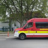 Feuerwehrfahrzeuge der Bergkamener Feuerwehr parken in einer Straße.