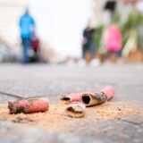 Ein Böller liegt explodiert auf der Straße.